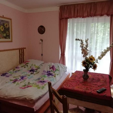 Gyoengyvirag Ueduelo - Mario Apartman Harkány Buitenkant foto